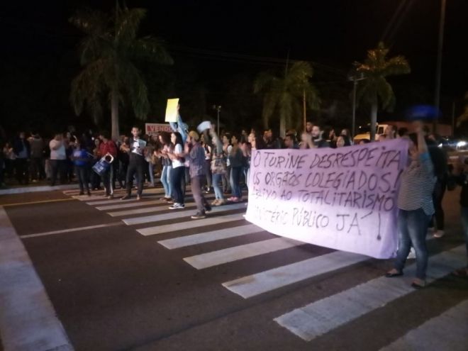 Gian Nascimento/Capital News - Os acadêmicos fecharam as duas vias da BR-262 em frente à UFMS de Três Lagoas
